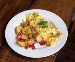 Fetta & bacon omelet